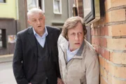 Ekki (Oliver Korittke, r.) und Wilsberg (Leonard Lansink, l.) verfolgen die Entführer von Alex.