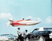 Sheriff Pepper (Clifton James, l.), Adam (Tommy Lane, r.)