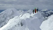 Skifahrer durchqueren das Grenzgebirge der Karawanken, von Koschuta bis Mittagskogel.