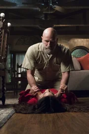 Pater Kinley (Graham McTavish, oben); Eve (Inbar Lavi, unten)
