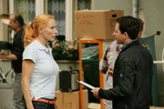 Der Gerichtsvollzieher (Arnel Taci) erklärt Bella (Andrea Sawatzki) die Zwangsräumung der Wohnung ihres Vaters.