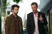 Dr. House (Hugh Laurie, r.) beauftragt den privaten Ermittler Lucas Douglas (Michael Weston), der Wilson beobachten soll.