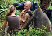 Regisseurin Nicky Lankester, Kameramann Hans-Peter Kuttler und Cross-River-Gorilla-Dame Nyango während der Dreharbeiten im "Limbe Wildlife Centre" in Kamerun.