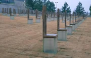 19. April, 1995, Oklahoma City: Timothy McVeigh, Anhänger einer christlich-fundamentalistischen Sekte, zündet eine Bombe in einem Regierungsgebäude. 168 Menschen sterben. Den Anschlag verübte McVeigh auf den Tag genau zwei Jahre, nachdem die amerikanische Polizei das Anwesen einer christlichen Sekte in Waco, Texas, gestürmt hatte. Mit wissenschaftlicher Präzision analysiert die heutige Folge von "Sekunden vor dem Unglück", was genau in jenen wenigen Sekunden geschah, bevor 168 Menschen den Tod fanden.