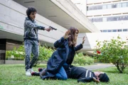 Petra Delicato (Paola Cortellesi) gerät in Lebensgefahr, als der jugendliche Kleinkriminelle Rami (Zakaria Ouassahi) seine Waffe auf sie richtet.