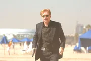 Eine skalpierte Leiche wird in der Nähe eines Casinos gefunden. Horatio (David Caruso) vermutet, dass in der illegalen Beziehung des Toten zu dem Inhaber eines Casinos die Gründe für den Mord liegen könnten.  +++