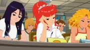 Cleo, Rikki und Emma (v.l.n.r.) schreiben einen Mathetest.