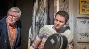 Günter (Wolf-Dietrich Sprenger, li.) und David Rieger (Max Hegewald, re.) wollen das Cello in Sicherheit bringen.