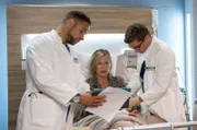 Dr. Matteo Moreau (Mike Adler, l.) erklärt seiner ehemaligen Ausbilderin, Prof. Hilde Fendel (Petra Zieser, M.) die Ursache für ihr Alien-Hand-Syndrom (mit Stefan Ruppe, r.).