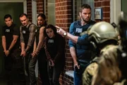(v.l.n.r.) Clinton Skye (Nathaniel Arcand); Jess LaCroix (Julian McMahon); Sheryll Barnes (Roxy Sternberg); Hana Gibson (Keisha Castle-Hughes); Kenny Crosby (Kellan Lutz)