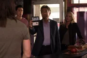 Als eine Frau auftaucht, der der Täter die Zunge gespalten hat, fängt die BAU (v.l.n.r.: Daniel Henney, Joe Mantegna, AJ Cook) an, in der Body-Modification-Szene von Austin zu ermitteln. Bekommen sie hier Hinweise auf den Täter?