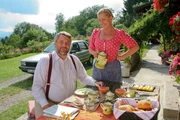 Während Stadler (Dieter Fischer, l.) in Rosenheim ermittelt, wohnt er erneut bei Marie (Karin Thaler, r.) auf dem Hof.