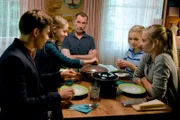 Luis (Lion Wasczyk) lernt die Familie von Greta Hansen (Enya Elstner) kennen. Philip Hansen (Heikko Deutschmann), Nelly Spieker (Jule Schuck) und Lilie Hansen (Lotte Hanné).