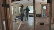 Ein Haus in Arlington Heights soll Strand-Vibes bekommen. Während Andy und Ashley in der Renovierung stecken, erfahren sie, dass die gesamte Türen-Lieferung eine Woche vor dem Open House verloren gegangen ist.