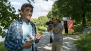 Erst heimlich dann ganz deutlich, ein merkwürdiger Typ macht ständig Fotos. Was will der Fotograf (Edin Hasanovic) bloß von Fritz (Guido Hammesfahr)?