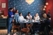 Die Diskussion über die Konditorei kocht hoch. V.l.: Sina (Valea Scalabrino), Ferhat (Mehmet Kucak), Nuray (Lilay Huser), Esma (Özge Delioglan), Theo (Julius Dombrink), Cecilia (Carina Koller), Stella (Bettine Langehein), Baris (Metehan Demiröz).