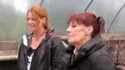 Nach dem Tod ihrer Eltern erbte Ursula (re.) ein Haus mit einem riesigen Grundstück. Doch selbst mit der Unterstützung ihrer Tochter Melodie (37, li.) kann die 62-Jährige das Anwesen nicht halten; sie muss den Hof verkaufen. Damit das gelingt, muss sich Ursula von den Erbstücken ihrer verstorbenen Eltern trennen. RTL II-Trödelexperte Sükrü Pehlivan will Mutter und Tochter beim Verkauf der Sachen helfen.