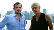 Giles Coren und Monica Galetti am Inifity Pool des "Marina Bay Sands" in Singapur.