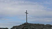 Das Gipfelkreuz am Großen Arber.