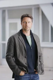 (12. Staffel) - Mit dem Erscheinen von Dr. Nathan Riggs (Martin Henderson) im Krankenhaus, kehren auch Probleme unter den Ärzten ein ...