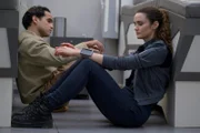 l-r: Ian (Reece Ritchie) und Lt. Sharon Garnet (Christie Burke)