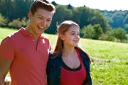 Greta (Enya Elstner) hat einen neuen Schwarm: Luis (Lion Wasczyk).