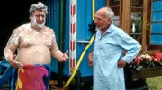 Komplett eingeseift taucht Nachbar Paschulke (Helmut Krauss, l.) in Peters Garten auf. Ihm wurde das Wasser abgeschaltet, jetzt muss er dringend bei Peter (Peter Lustig, r.) duschen.