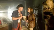 Suse (Eva Mannschott) und Fritz (Guido Hammesfahr) rätseln, was der ehemalige Besitzer "Big Bill" auf dem Foto ihnen für ein Rätsel aufgibt.