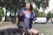 Gabriel Ruthe (Tristan Becker, vorne) fällt vom Dach eines Hochhauses. Unter seinem Rücken sind eindeutig Federn zu sehen, weshalb Maria Fröbel (Martina Eitner-Acheampong) ihn für ihren Schutzengel hält.