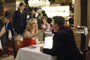 Kate Beckett (Stana Katic, hinten r.) muss das Date von Richard Castle (Nathan Fillion, r.) und Madison Queller (Julie Gonzalo, M.) unterbrechen, denn Madison gilt als Verdächtige im neuen Fall.