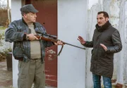 Als Hasan Haferkamp (Tim Seyfi, r.) bei Martins Laube ankommt, wird er von Tanger (Jochen Kolenda, l.) überrumpelt. Einem militanten Kleingärtner, dem eine Entführung durchaus zuzutrauen wäre.