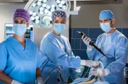 Dr. Leyla Sherbaz (Sanam Afrashteh, l.), Vivienne Kling (Jane Chirwa, M.) und Dr. Niklas Ahrend (Roy Peter Link, r.) untersuchen die Musikerin Kim Burisch mittels einer Bronchoskopie.