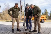 Werden Bauer Gimpel (Ferdinand Dörfler, m.), Hubert (Christian Tramitz, l.) und Girwidz (Michael Brandner, r.) den ASchuldigen überführen können?