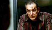 Special Agent Jason Gideon (Mandy Patinkin, r.) hat endlich den wunden Punkt des Verhörten getroffen, der ihn als Mörder entlarvt ....
