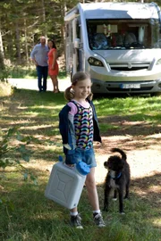 Liv (Yolande Andrae) ist glücklich und stolz auf ihren Findelhund Pinocchio.