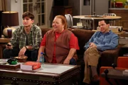 Während Walden (Ashton Kutcher, l.) einen tollen Geburtstag für Berta (Conchata Ferrell, M.) plant, will Alans (Jon Cryer, r.) überaus attraktive und berühmte Exfrau Kandi einen neuen Versuch mit ihm starten ...