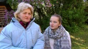 Inmitten von Aufräumarbeiten erlitt Heike einen Schlaganfall. Sie braucht nun dringend Hilfe. Ihre Tochter Michel bittet den Trödetrupp um Hilfe. Unterstützung bekommt sie nun von Sükrü und seinem Team. Zum Glück steht auch ihre Familie, Schwester Corinna und ihr Mann Achim unterstützend hinter ihr. v.l.: Heike, Tochter Michél