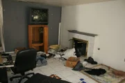 Als Tarek und Makler Pete die Türe des Hauses öffnen, erwartet sie im Inneren ein von Vandalen hinterlassenes Chaos ...