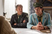 Hubert (Christian Tramitz) und Staller (Helmfried von Lüttichau) verhören die Bäuerin Magdalena Brandstetter.
