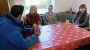 Inmitten von Aufräumarbeiten erlitt Heike einen Schlaganfall. Sie braucht nun dringend Hilfe. Ihre Tochter Michel bittet den Trödetrupp um Hilfe. Unterstützung bekommt sie nun von Sükrü und seinem Team. Zum Glück steht auch ihre Familie, Schwester Corinna und ihr Mann Achim unterstützend hinter ihr. v.l.: Sükrü, Heike, Tochter Michél, Schwester Corinna und Schwager Achim.
