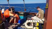 Crewmitglieder an Deck eines Bootes
