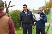 Jakob (Max König, M.) und Paul (Tim Wilde, r.) statten den Wennings (Nico Liersch, l.) mit einem Durchsuchungsbeschluss einen Besuch ab.