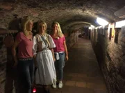 Von links: Die Passagierinnen Steffi Leuchten, Renata Hermysova und Karin Schönen-Schragmann in einem Weinkeller in Pezinok in der Nähe von Bratislava in der Slowakei.