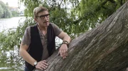 Schauspieler Dean Harper aus Amerika (Guido Hammesfahr) versteckt sich und beobachtet das Geschehen zunächst aus sicherer Entfernung.
