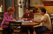 Eines Tages verlangen Alan (Jon Cryer, M.) und Charlie (Charlie Sheen, r.) von Bill, dass er Evelyn (Holland Taylor, l.) die Wahrheit über seine Vergangenheit sagt ...