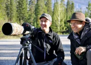 Panamericana Von Alaska nach Feuerland mit Reto Brennwald Folge 2 Reto Brennwald (r.) und Tierfotograf Peter Dettling auf Bärenfotojagd im Banff National Park, Kanada