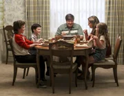 Eine ganz normale texanische Familie? Für den hochintelligenten Sheldon (Iain Armitage, 2.v.l.) ist der Alltag mit (v.l.n.r.) seinem Bruder Georgie (Montana Jordan), seinem Vater George (Lance Barber), seiner Mutter Mary (Zoe Perry) und seiner Zwillingsschwester Missy (Raegan Revord) alles andere als einfach und auch für diese ist es oft kompliziert, mit einem überdurchschnittlich intelligenten Familienmitglied ...
