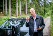 Krüger (Thorsten Nindel) muss entgeistert feststellen, dass er verwanzt ist.