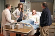 Nach dem Lottogewinn sind eine Menge Leute hinter Cyrus (Donal Logue, 2.v.r.) her. Dreizehn (Olivia Wilde, 2.v.l.) und Taub (Peter Jacobson, l.) versuchen den Stress von ihm fernzuhalten.