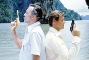 Christopher Lee (Scaramanga), Roger Moore (James Bond).